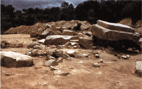 Pierres fragmentées du siège de Bouddha